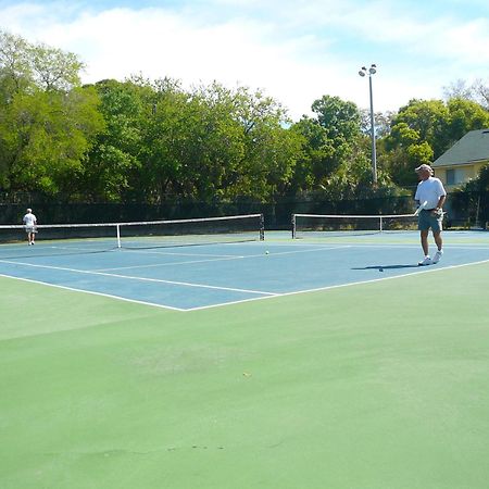 Affordable Two Bedroom Tropical Condo - Private Beach, Pools, Hot Tub St. Petersburg Luaran gambar