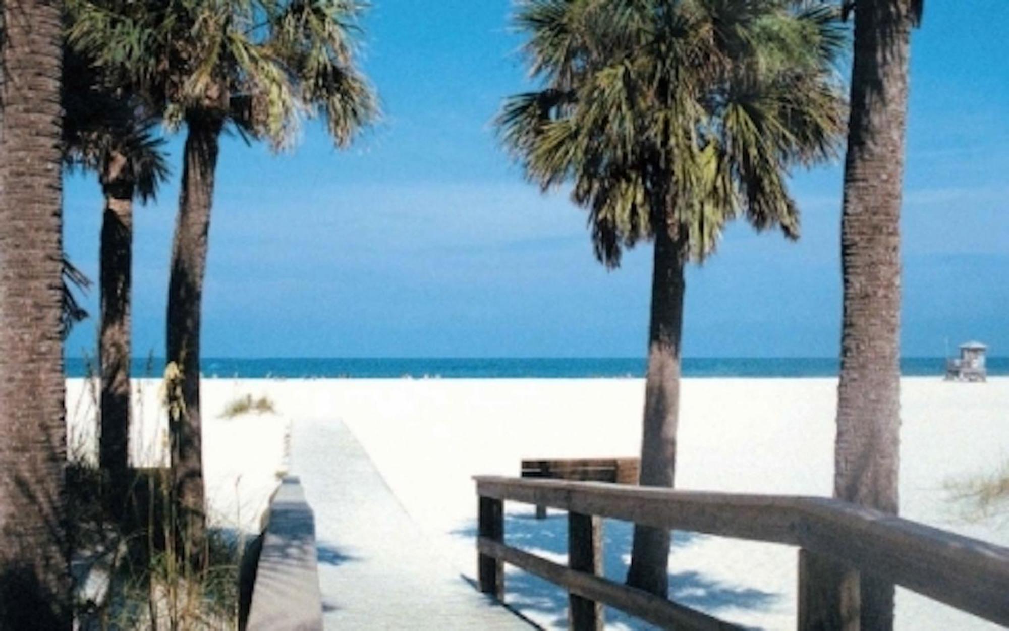 Affordable Two Bedroom Tropical Condo - Private Beach, Pools, Hot Tub St. Petersburg Luaran gambar