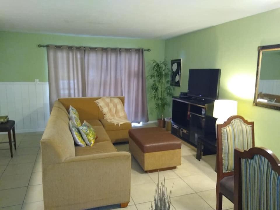 Affordable Two Bedroom Tropical Condo - Private Beach, Pools, Hot Tub St. Petersburg Luaran gambar