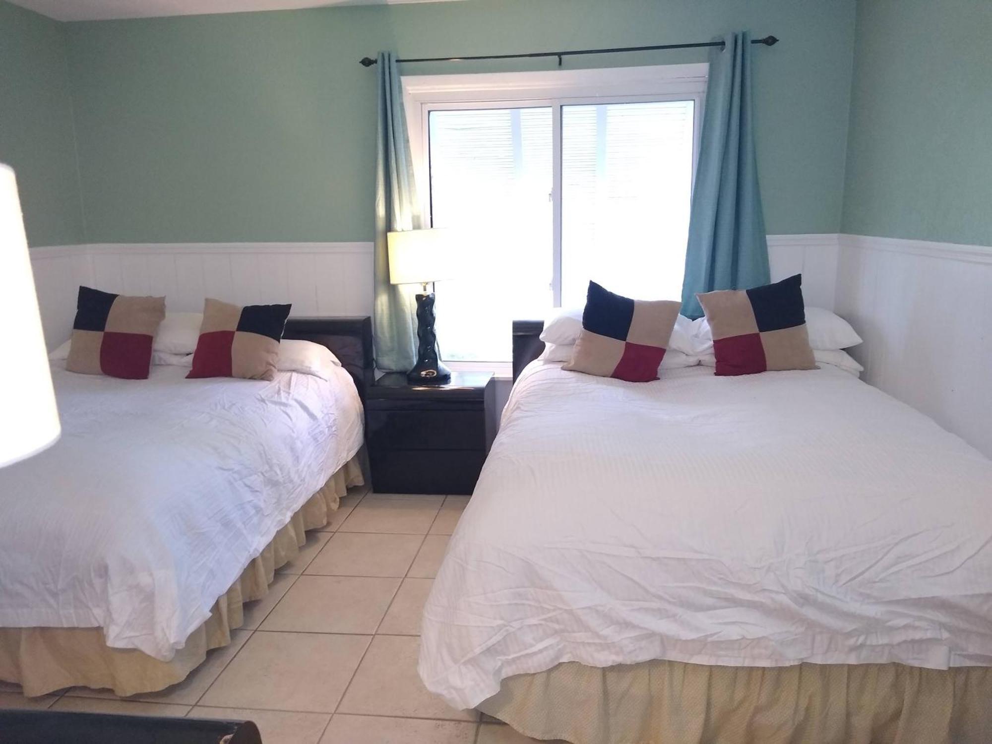 Affordable Two Bedroom Tropical Condo - Private Beach, Pools, Hot Tub St. Petersburg Luaran gambar