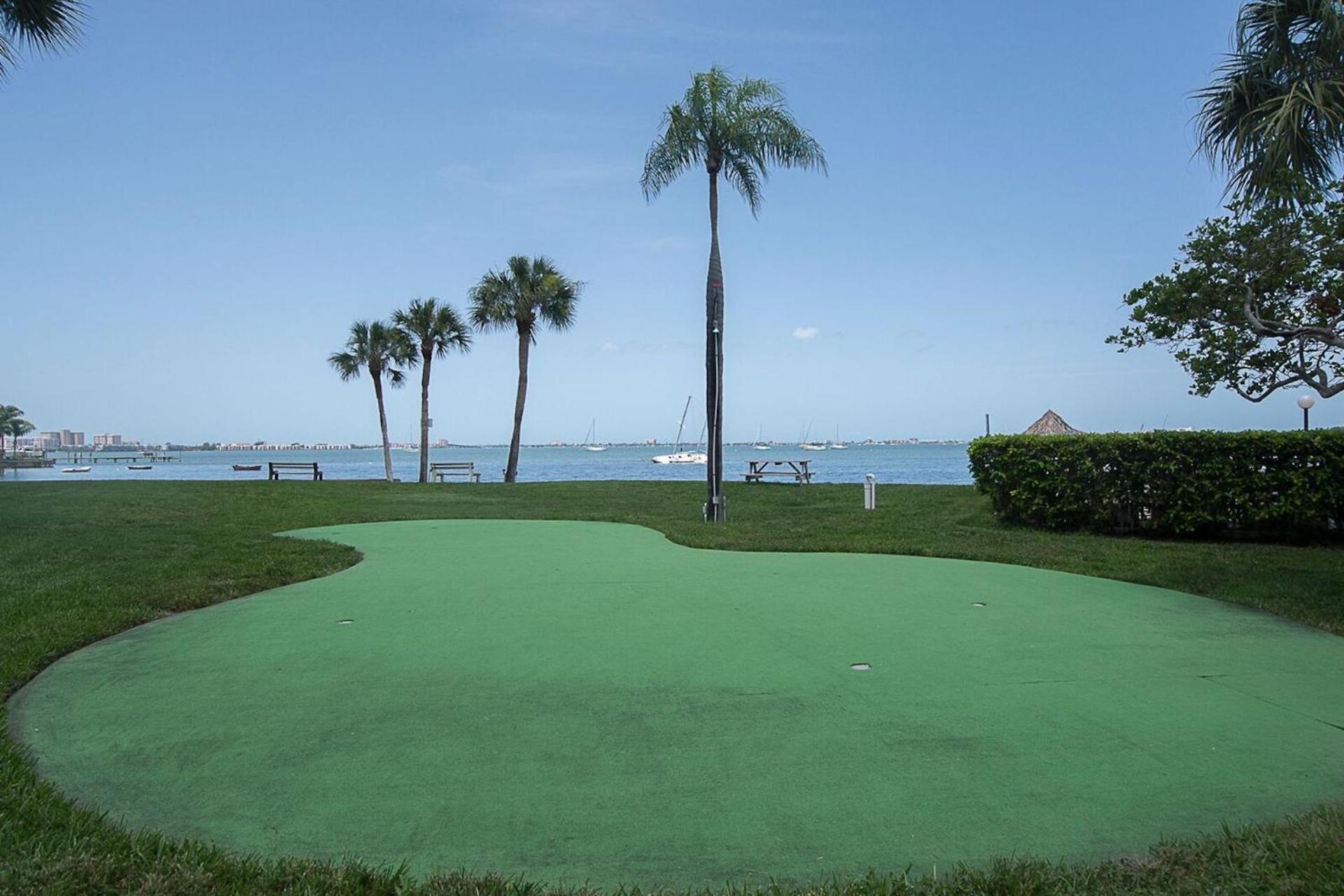 Affordable Two Bedroom Tropical Condo - Private Beach, Pools, Hot Tub St. Petersburg Luaran gambar