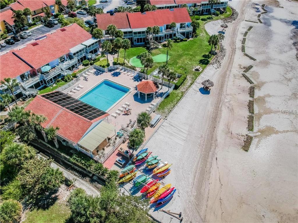 Affordable Two Bedroom Tropical Condo - Private Beach, Pools, Hot Tub St. Petersburg Luaran gambar