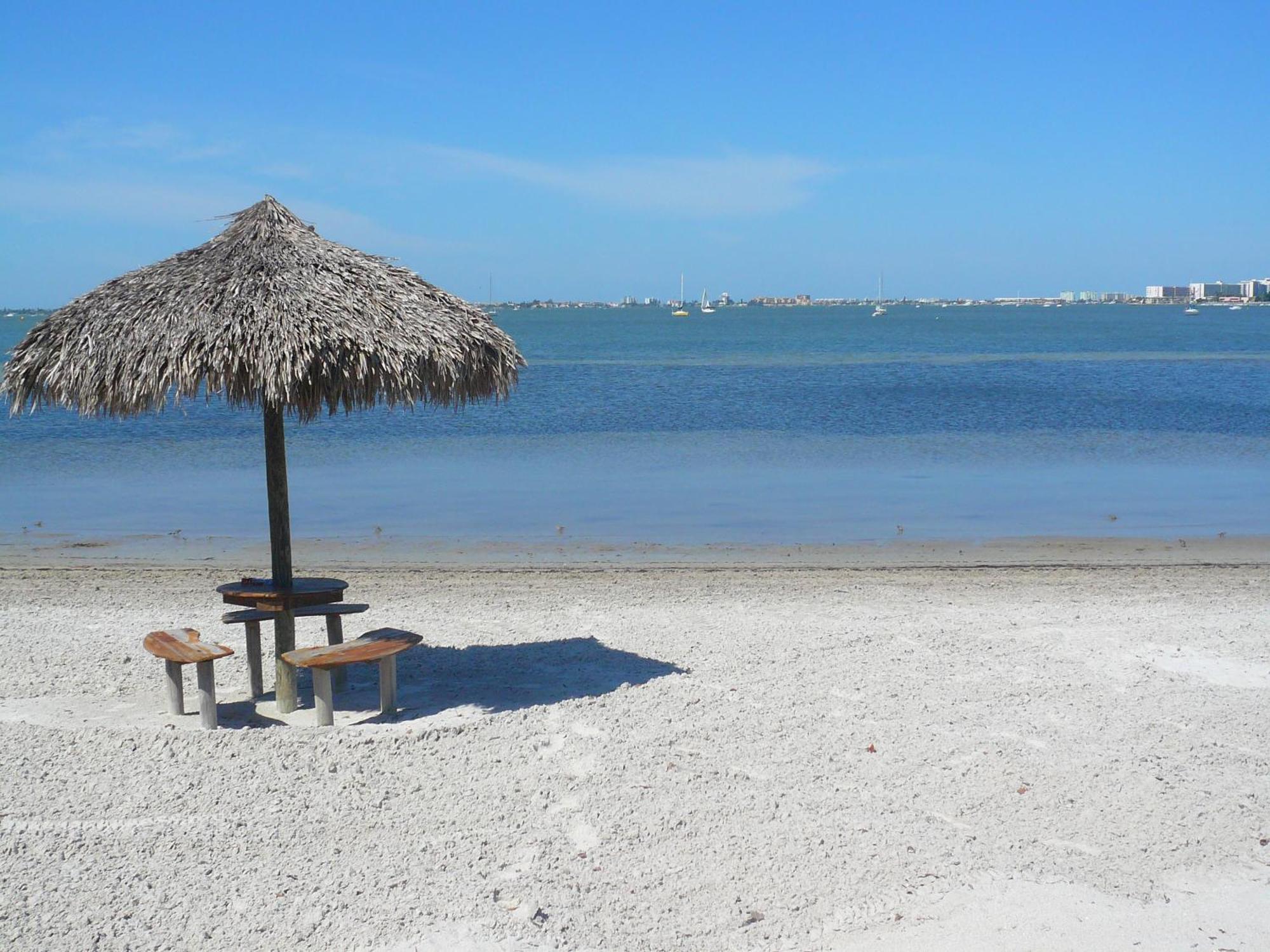 Affordable Two Bedroom Tropical Condo - Private Beach, Pools, Hot Tub St. Petersburg Luaran gambar
