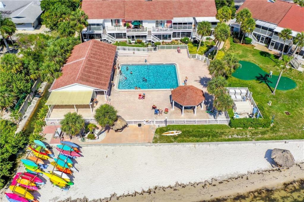 Affordable Two Bedroom Tropical Condo - Private Beach, Pools, Hot Tub St. Petersburg Luaran gambar