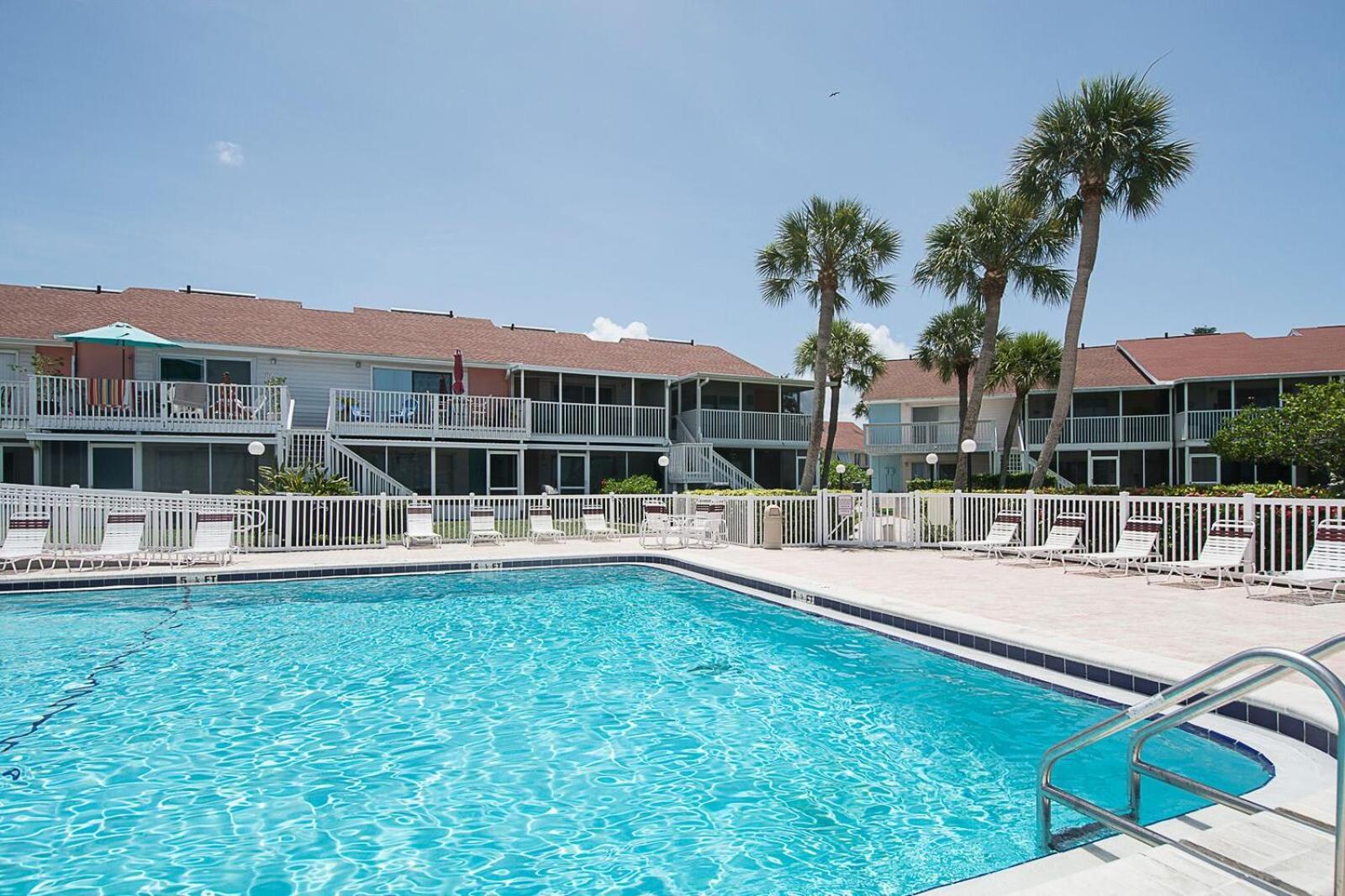 Affordable Two Bedroom Tropical Condo - Private Beach, Pools, Hot Tub St. Petersburg Luaran gambar
