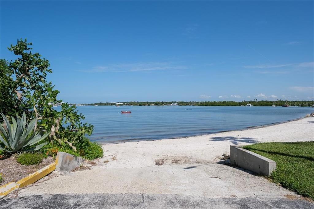 Affordable Two Bedroom Tropical Condo - Private Beach, Pools, Hot Tub St. Petersburg Luaran gambar