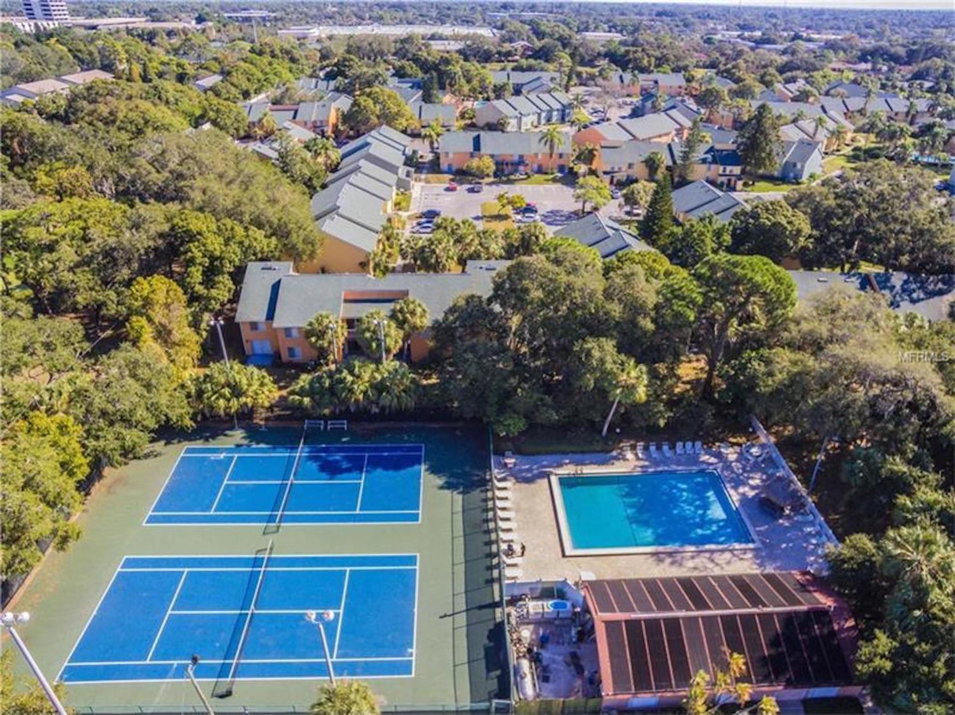 Affordable Two Bedroom Tropical Condo - Private Beach, Pools, Hot Tub St. Petersburg Luaran gambar