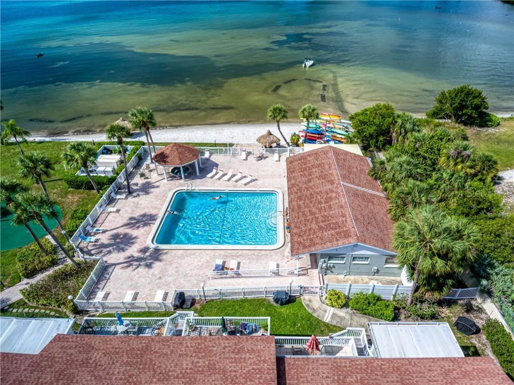 Affordable Two Bedroom Tropical Condo - Private Beach, Pools, Hot Tub St. Petersburg Luaran gambar