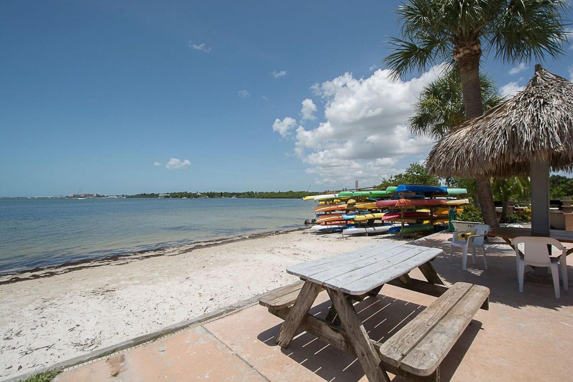 Affordable Two Bedroom Tropical Condo - Private Beach, Pools, Hot Tub St. Petersburg Luaran gambar