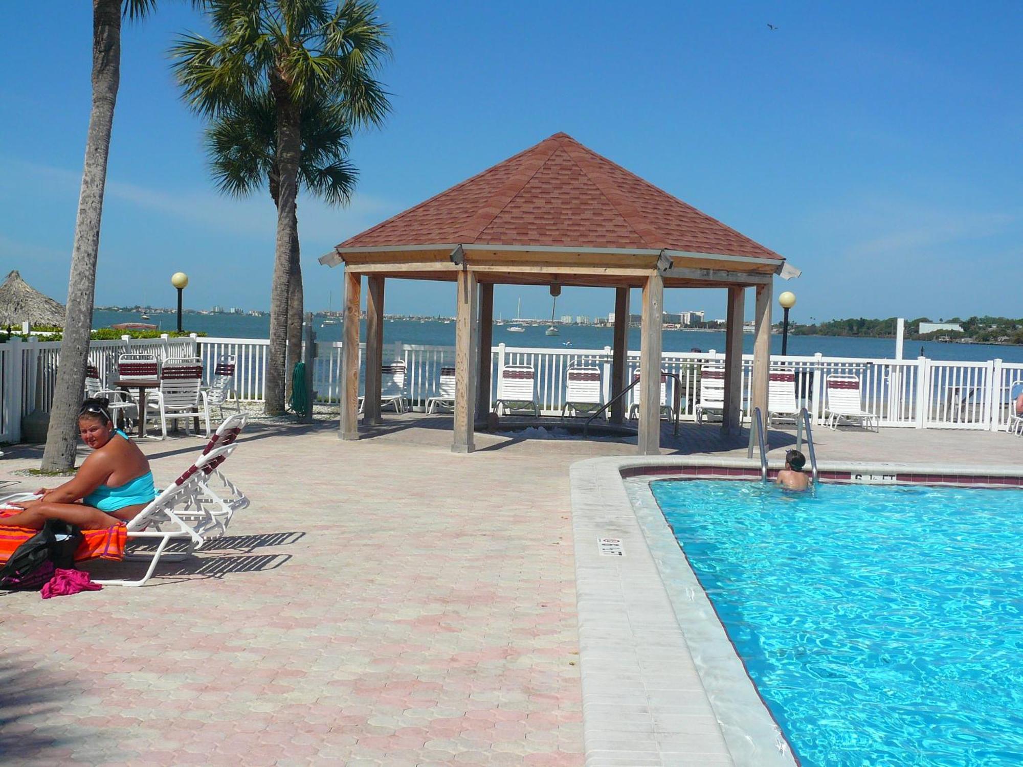 Affordable Two Bedroom Tropical Condo - Private Beach, Pools, Hot Tub St. Petersburg Luaran gambar
