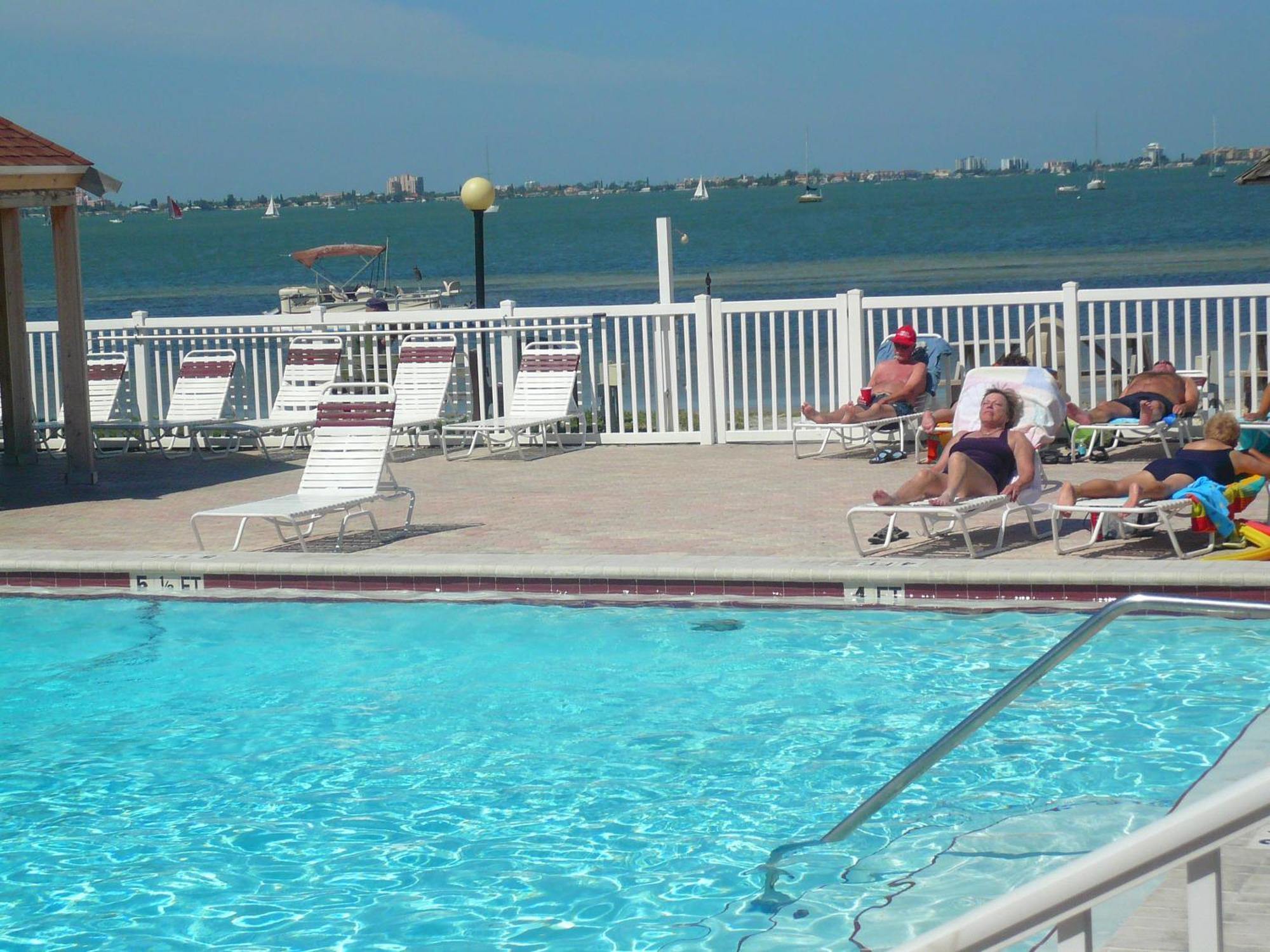 Affordable Two Bedroom Tropical Condo - Private Beach, Pools, Hot Tub St. Petersburg Luaran gambar