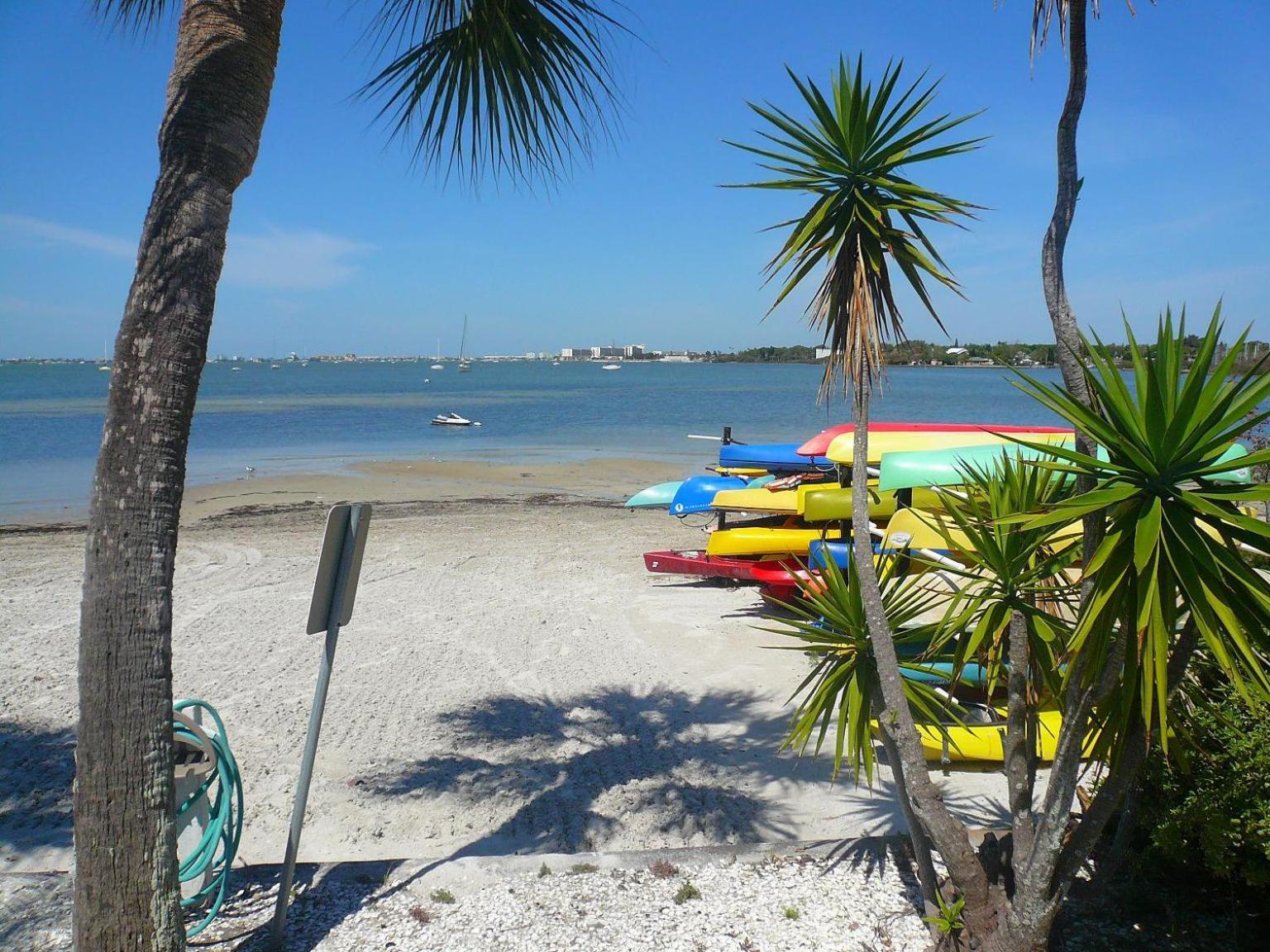 Affordable Two Bedroom Tropical Condo - Private Beach, Pools, Hot Tub St. Petersburg Luaran gambar