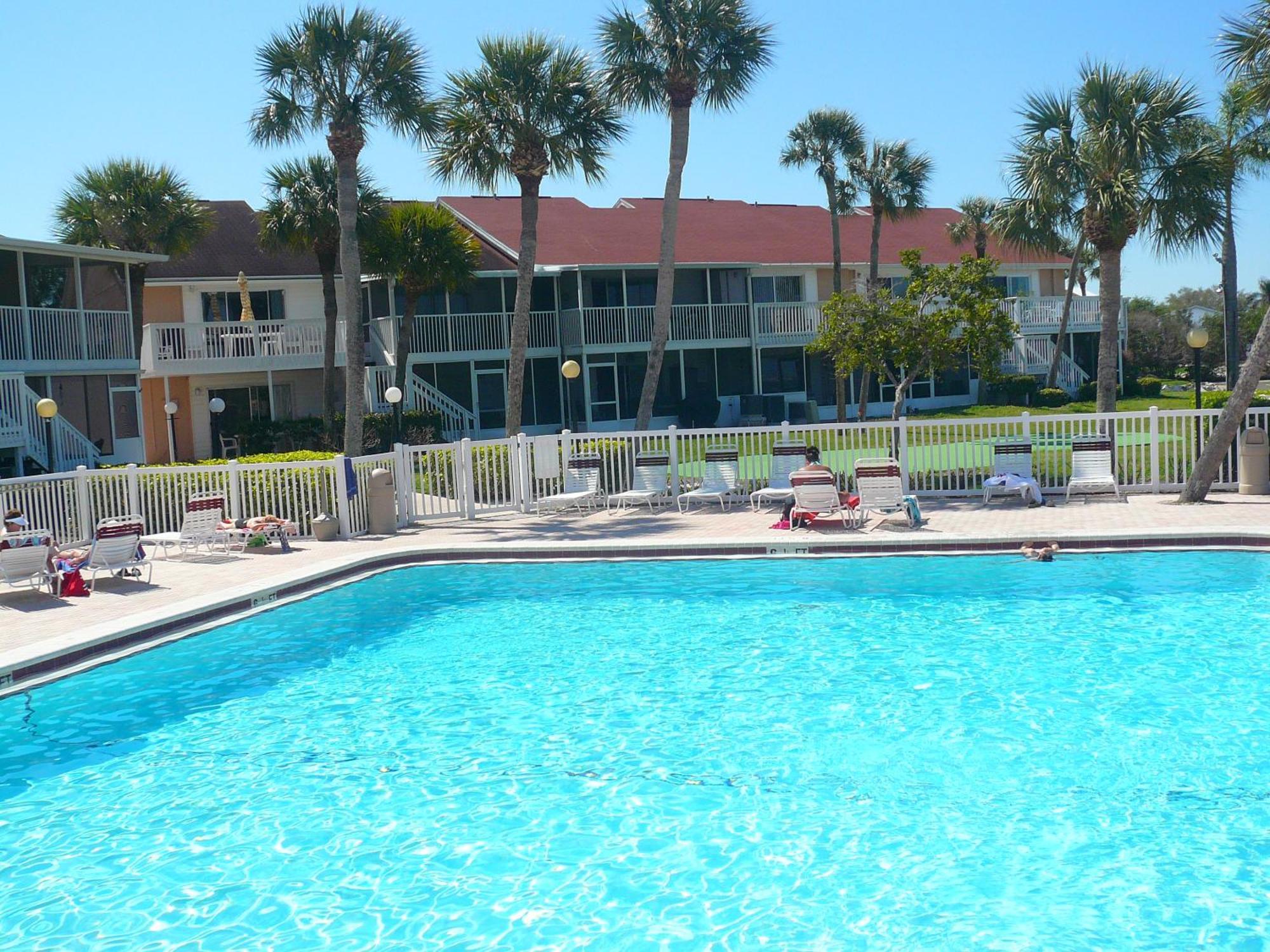 Affordable Two Bedroom Tropical Condo - Private Beach, Pools, Hot Tub St. Petersburg Luaran gambar
