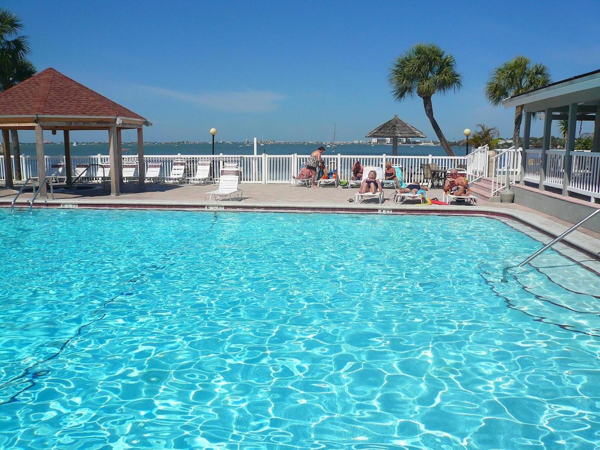 Affordable Two Bedroom Tropical Condo - Private Beach, Pools, Hot Tub St. Petersburg Luaran gambar