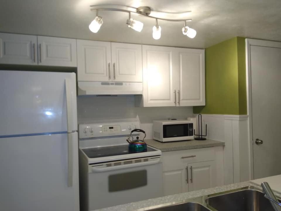 Affordable Two Bedroom Tropical Condo - Private Beach, Pools, Hot Tub St. Petersburg Luaran gambar