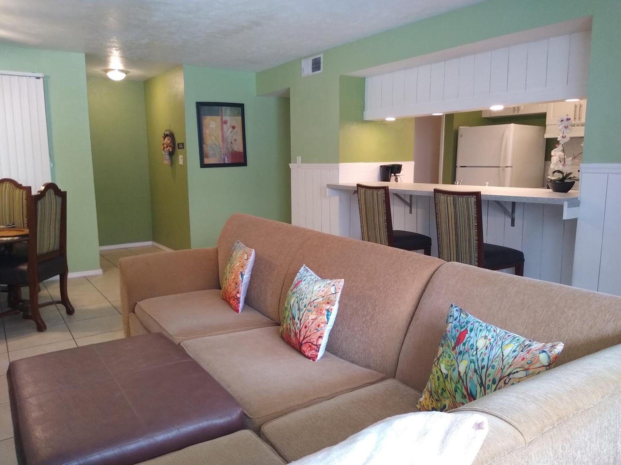 Affordable Two Bedroom Tropical Condo - Private Beach, Pools, Hot Tub St. Petersburg Luaran gambar