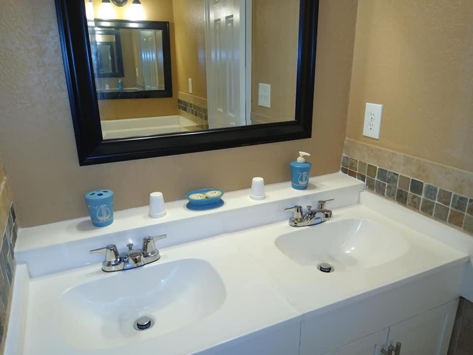Affordable Two Bedroom Tropical Condo - Private Beach, Pools, Hot Tub St. Petersburg Luaran gambar