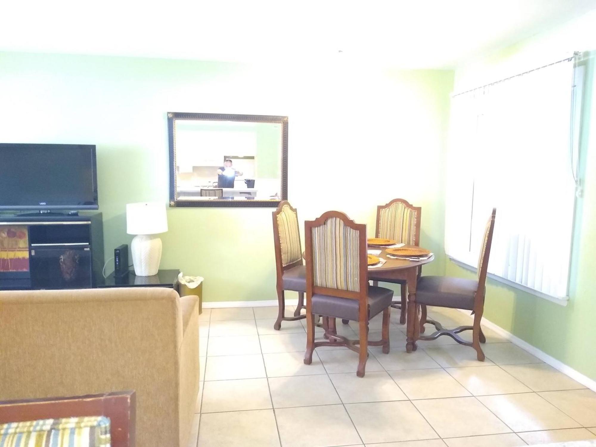 Affordable Two Bedroom Tropical Condo - Private Beach, Pools, Hot Tub St. Petersburg Luaran gambar