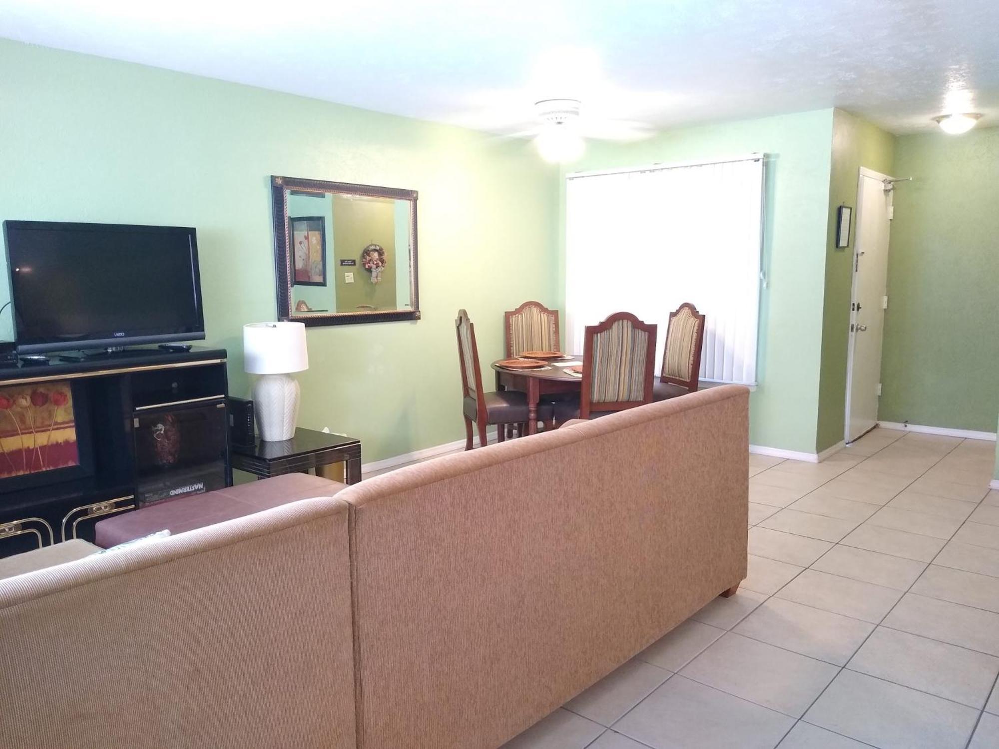 Affordable Two Bedroom Tropical Condo - Private Beach, Pools, Hot Tub St. Petersburg Luaran gambar